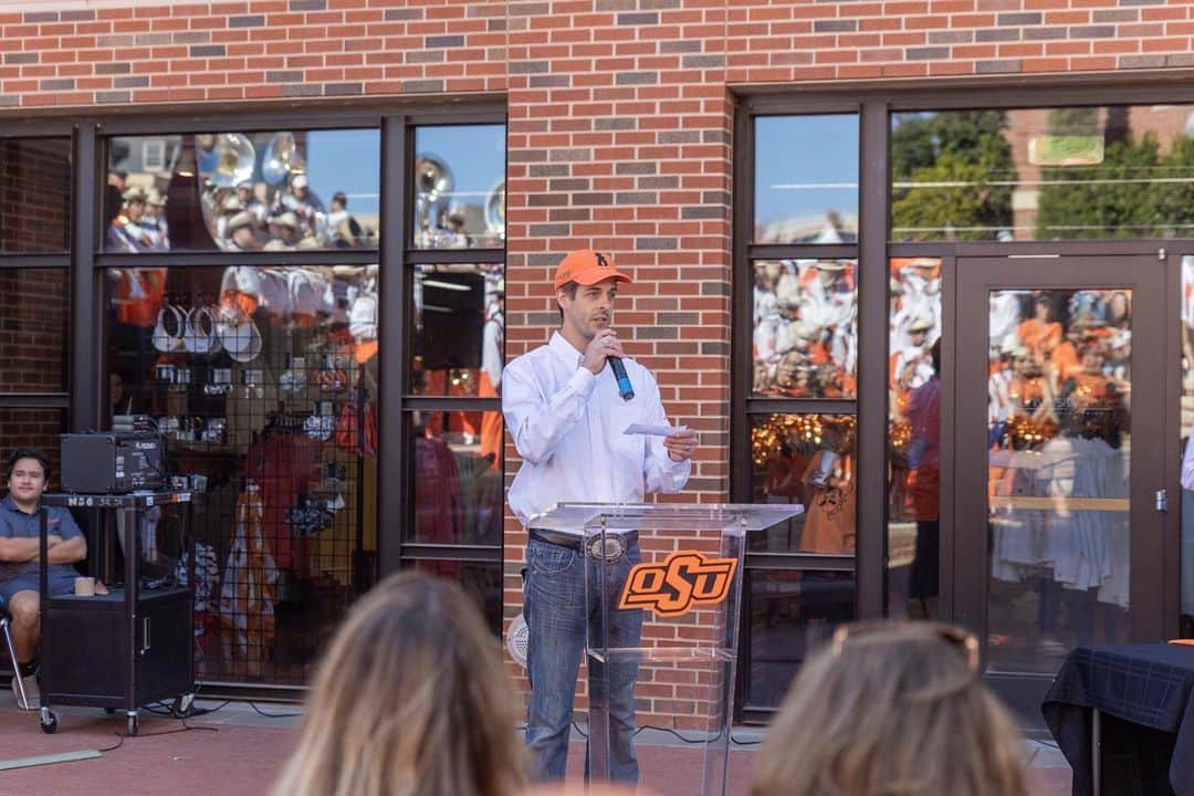 デリック・ディラードのインスタグラム：「Happy Orange Friday!  We had a great time at Oklahoma State University homecoming last weekend!  My mom accepted a gift honoring my dad (Pistol Pete #27) as part of an event remembering Pistol Petes who had passed away.  I was honored to be part of the event as well. @okstatepistolpete #pistolpete27 #pistolpete77 #firstlegacypete #americaslargesthomecoming #orangefriday #stillwateroklahoma」