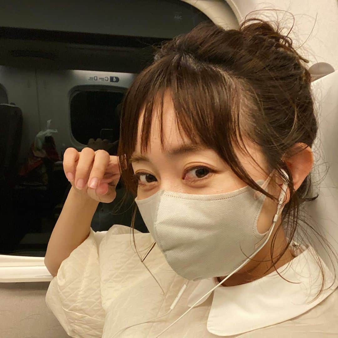 のインスタグラム：「. 大阪前のり中。。。 明日10月29日（土）9:30〜 ABC テレビ「正義のミカタ」生放送に出演します😆✨ ぜひ、ご覧ください〜😍 . #無造作ヘアと見せかけてボッサボサ」