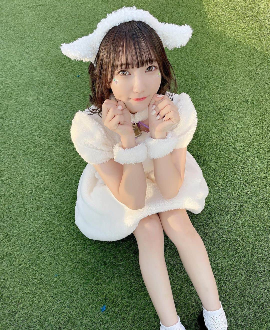 夏川愛実のインスタグラム：「⁡ 　　　 なっちゃんが貸してくれたよ💓 ⁡ 羊なのかヤギなのか🐏 ⁡ #コスプレ#ハロウィン#Halloween2022#ハロウィンコスプレ #仮装#羊#羊コスプレ#ひつじコスプレ #ヘアカラー#newhair#ベージュカラー#オリーブベージュ #ボブ#ボブアレンジ#ショートヘア#ヘアカラー#暗髪カラー #ヘアアレンジ#外ハネアレンジ#外ハネ#秋コーデ #148cm#f4f#いいね返し#l4l#フォロバ ⁡ ⁡ ⁡ ⁡」