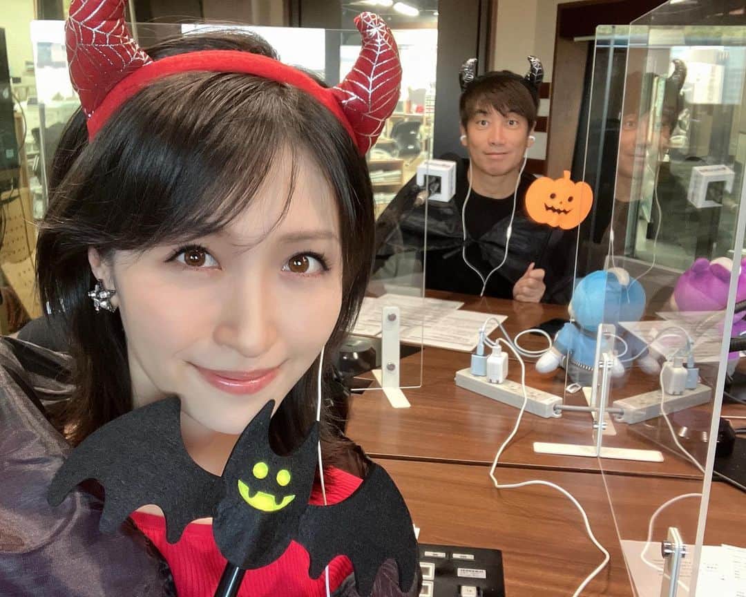 のインスタグラム：「. 『俺もちゃんと写ってる⁉️』って感じの中西さん😈 安心してください大先生❗️ ちゃんと写ってま〜す☺️笑  #てつふら #TOKYOFM #TOKYOTEPPANFRIDAY #中西哲生 さん #ハロウィン仮装 #俺、🎃の方がいい❣️って🦇より🎃を選ぶ中西先生 #実は乙女な乙女座の53ちゃい  あす10/29（土）24:00〜 【競馬予想TV!】🐎✨  豪華メンバー🏆 G1👑天皇賞・秋  予想バトルをお楽しみに🔥  #競馬予想tv  #天皇賞秋」