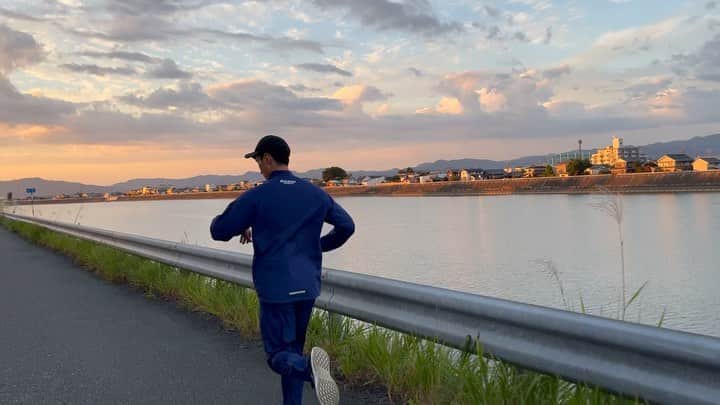 服部勇馬のインスタグラム：「. 勝手にはじめた suunto 9peak pro バッテリー何日持つのかチャレンジ。  結果は13日でした。(24時間つけっぱなし)  充電をよく忘れるズボラなわたしには最高の時計。  あと皆さん、ランニングの際は車に気をつけて。  #suunto #suunto9peakpro #adventurestartshere  #running #marathon #車来まーす。」