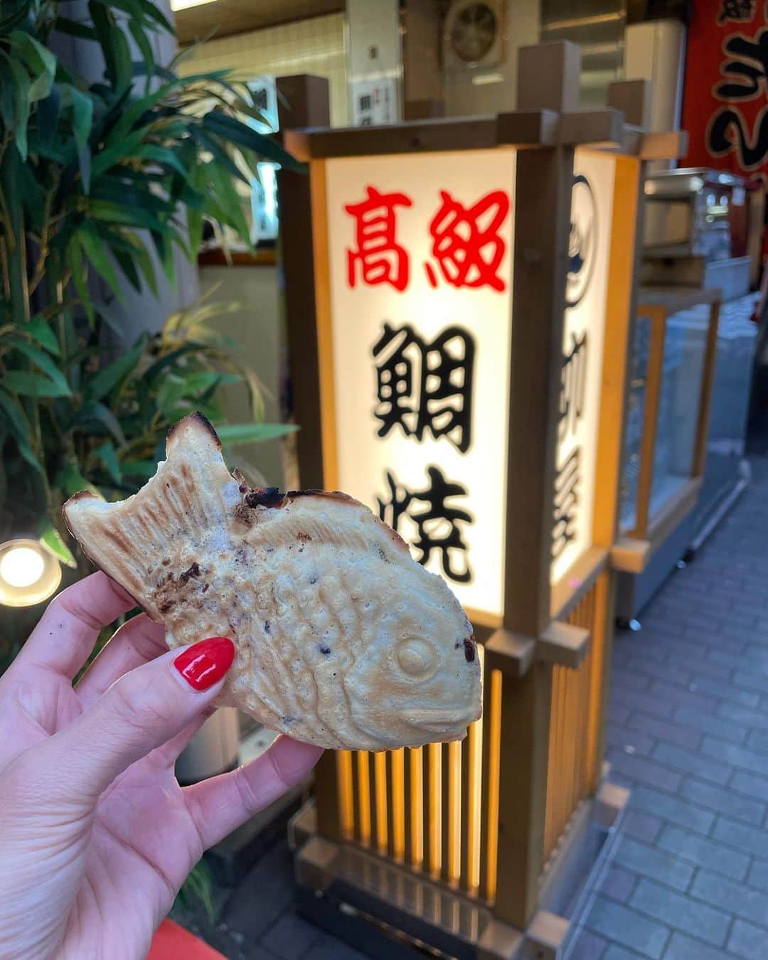 あおい夏海さんのインスタグラム写真 - (あおい夏海Instagram)「れなちゃんと サウナ後サメ飯に。 人形町て有名なたい焼きたべた💓💓 美味しかった❤️   #たい焼き #鯛焼き #人形町 #たい焼き好きな人と繋がり鯛  #食べ歩き  #柳屋」10月28日 21時25分 - natsumi.aoi