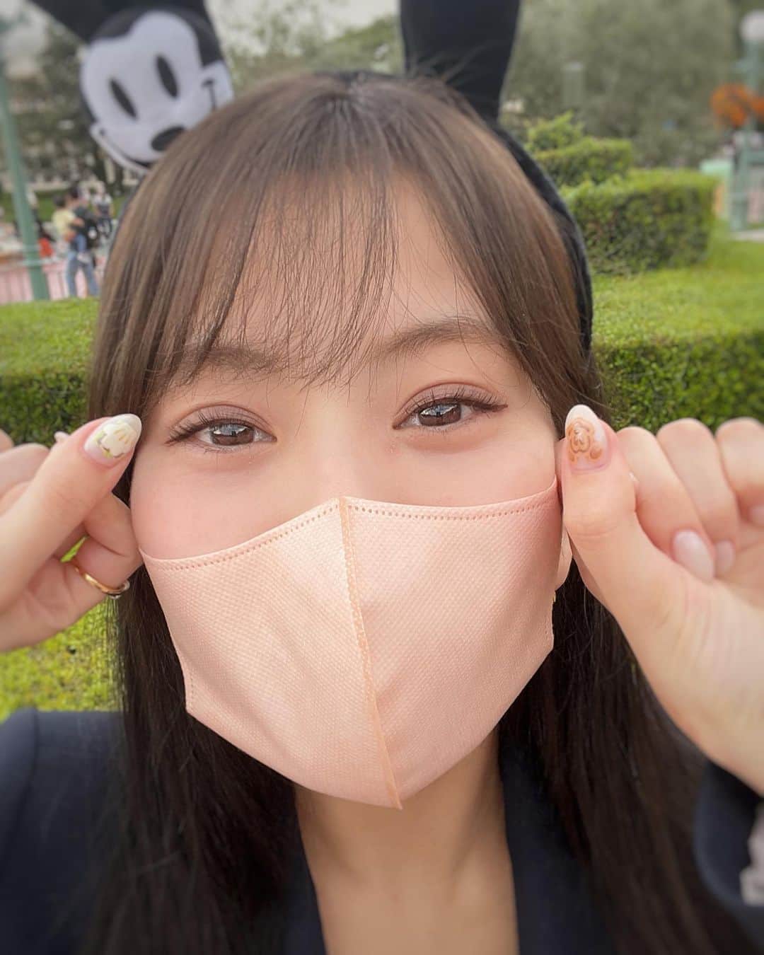 石原優衣さんのインスタグラム写真 - (石原優衣Instagram)「手書きで書いてもらったネイルを見て下さい🤍  パオとミッキーワッフル🫶🏻 可愛すぎてずっと見ていられる  #ディズニー #ディズニーランド #ディズニーバウンド #パオ #ミッキーワッフル #ディズニーネイル #ミッキーネイル」10月28日 21時40分 - yuyu_ishihara