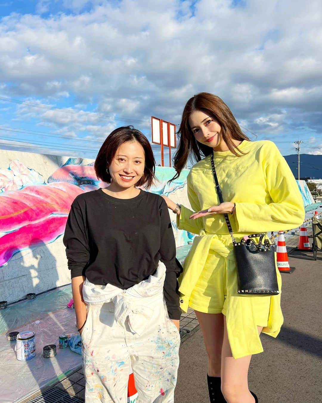 得あゆさんのインスタグラム写真 - (得あゆInstagram)「本日初めて生で壁画をみることが出来ました🥲✨✨✨ もう…………圧巻でした🥲🌊🌊🌊✨ こんなに素敵な絵を @aoihonjo さん 本当に本当にありがとうございます🥲❤️ 記念に社長(お父さん)と3ショット撮って頂いたよ🙏🏻  そしてそして！10月30日(日)🔥 いよいよイベントの日が近づいてきました！🔥 皆様のお越しを心よりお待ちしております🔥  再度、イベントの詳細載せておきます！ 少しでもお時間ございましたら、 是非お越しください❤️お待ちしてます❤️  ↓↓↓イベントの詳細です！↓↓↓  @noseartgarage_toyama @tokunokk  10月30日 (日) 【新国道304号線荒木高宮バイパス】 得能建設工業　資材置き場  駐車場 〒939-1741 富山県南砺市高宮1380 丸米製菓さん駐車場  イベント　　11:00〜16:30 マルシェ　　11:00〜16:30 音楽ライブ  15:00〜16:00  #富山#イベント#得能建設工業#南砺市 ・ ・ ・ ・ ・ ・ ・ ・ ・ ・ ・ ・ #マルシェ#出店#富山観光#富山グルメ#富山旅行#北陸#金沢旅行#金沢観光#event#地元#道#インスタ映え#インスタ映えスポット#南砺市グルメ#子育てママ#イベント情報#イベント出店#お知らせ#オリジナル#富山県#告知#本城葵#芸術家#画家#壁画#壁画アート」10月28日 22時01分 - tokuayu819