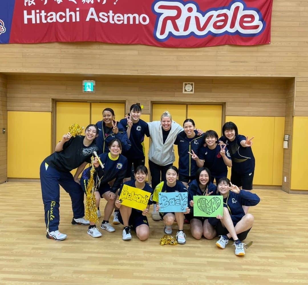 入澤まいのインスタグラム：「🏐🐰🔥 . いよいよ明日10月29日から V.LEAGUE DIVISION1 WOMEN  2022-23シーズンが開幕します🎌 . 良い時もそうでない時も前を向いて 今季も全力で駆け抜けたいと思います💪🏻 . 今シーズンも私たちと一緒に 戦っていただけると嬉しいです!!!! 応援の程よろしくお願いします🐰❤️💙 . #V1リーグ女子2022_23シーズン開幕🎌 #日立Astemoリヴァーレ🐰」