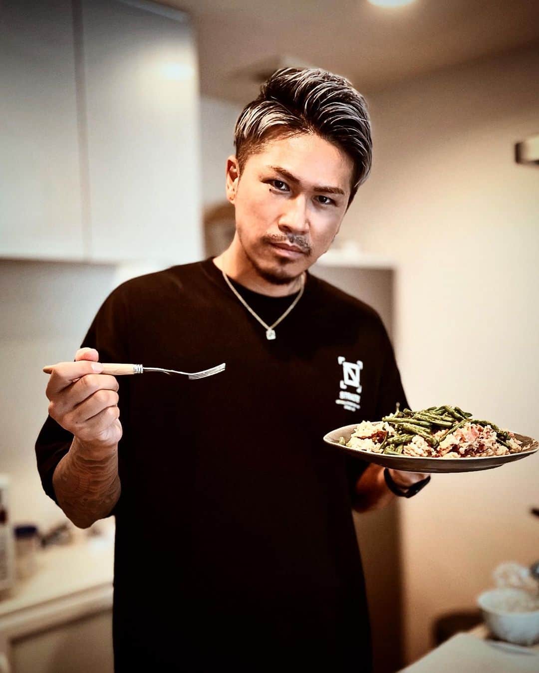 DJ ACEのインスタグラム：「📺🍳 人生初料理の🦍と、人生2度目の料理となる私の奇跡の料理動画をごらんあれ ⁡ We cooked for the first time😂 ⁡ @hellofreshjapan  #HelloFresh #こんな俺らでも激うま #料理人超え #初料理 #料理男子 #ACE1TV #ACE1」