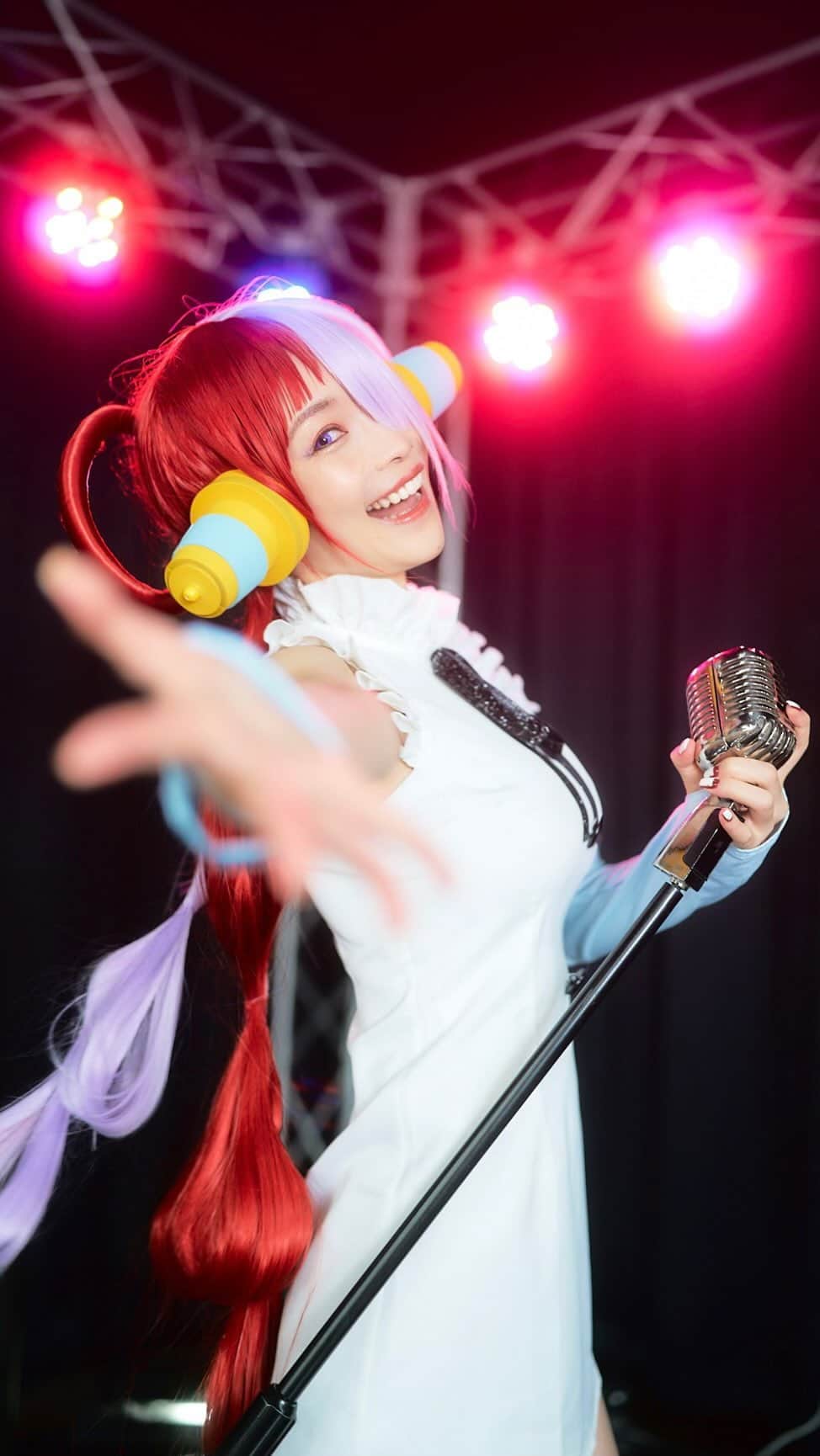 さくまみおのインスタグラム：「今年のハロウィンは10億年ぶりにコスプレして踊ってみました…振付がなかなか頭に入ってくれず月日の流れを感じました🍵ずびび  Happy Halloween🎃👻  続きはYouTubeにあがってますのでお手数ですが「さくまみお 新時代」とか検索していただければ出てくるかと思います🎧  音源を使用させていただいているものは無収益なので、完全なる趣味でございます。どうぞお手柔らかに////  Vocal：Ado様 Lyrics&Music：中田ヤスタカ様 振り付け：MIKIKO様 撮影＆編集：トカジショウタ様(@tototokaji ) ダンス＆一部編集：さくまみお(@sakuma_mio )  #ウタ#FILMRED文化祭#パフォーマンス部門 #ONEPIECE#コスプレ#踊ってみた#さくまみお#dance#cosplay#UTA#ワンピース」