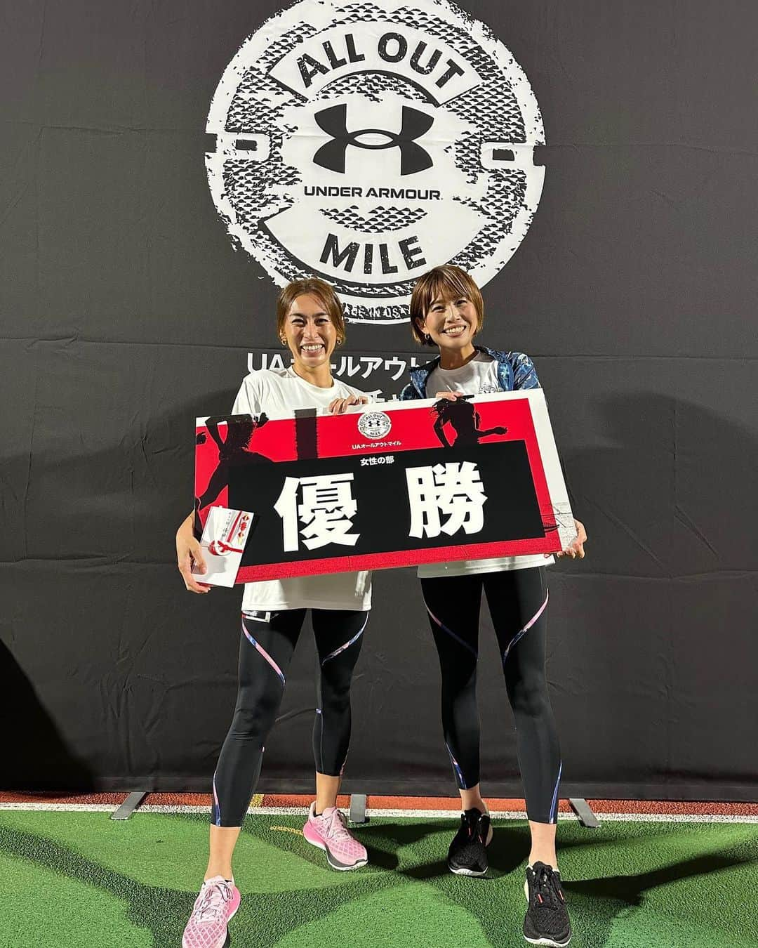 きゃっするひとみーさんのインスタグラム写真 - (きゃっするひとみーInstagram)「#uaalloutmile   @underarmourjp  半年前の１マイル、6:33より速く🏃‍♀️🏃‍♀️🏃‍♀️を目標にスタート🫰  結果 ▶️▶️6:16🎉🎉🎉🎉  17秒更新した😆❣️ 八木さんが、1マイルで17秒はすごいって言ってくれて嬉しかったー😭❣️❣️❣️  ほんっま絶妙にしんどい1マイル。 今日もオールアウト❣️  出場された皆様nice run✨ すっごく面白いイベントなので、次回開催のときは要チェックです❤️  @underarmourjp  のシューズは、安定感のある硬めのソール。ブレなく走れるし、外はもちろんやけどジムでトレッドミルで走る方には特にオススメ🫶  タータンとの相性もよくて、気持ちよく走れた🥺✨  後もう一つのおすすめはスポブラ❣️ まえにも詳しく書いたんですが、とにかくいい。 私の説明より、公式のこれ読んで😂  👇  商品詳細 「動きを抑える」のではなく「身体の動きと一体化させる」という発想でスポーツブラの概念を一新させたインフィニティブラシリーズ。インフィニティシェイプ(8の字型)構造を使った超軽量の成型特殊パッドは、バストに驚くほどにフィットして運動中のストレスを感じさせない。吸汗速乾性にすぐれ、パッドの中に汗がたまりにくく、快適に動き続けられる。  ハイサポート：ランニング、コートやフィールドでプレーするスポーツ、エアロビクスなど、高強度のアクティビティに最適 調整可能ストラップ フィット感を調整できる背面ホック 成型モールドカップタイプ パッド内側のインフィニティシェイプ(8の字型)が身体と胸の動きを一致させることで、運動中のバストの揺れを抑える 抗菌防臭：嫌な臭いの原因となる細菌の増殖を抑制し、防臭効果を発揮する 4wayストレッチ：4方向へのストレッチ性に優れる 水分コントロール：汗を素早く吸収、外部へ発散し、アスリートの身体を常にドライに保つ  🏯熊本城マラソン2022公認インフルエンサー🐻🏯 2023.2.19開催！熊本城マラソン、熊本の魅力お届けします！！ 🌸ふくい桜マラソンプレ大会ゲストランナー🌸 2023.3.26開催！大迫傑さん、神野大地さんと福井でお待ちしております！  出場マラソン⭐︎  #神戸マラソン #熊本城マラソン #大阪マラソン #saurusマラソン  #小野ハーフマラソン  #ふくい桜マラソン #名古屋ウィメンズマラソン  #愛媛マラソン #奈良マラソン  #マラソン #marathon #running #マラソン女子  #マラソントレーニング  #マラソン  #スポブラ #おすすめスポブラ」10月28日 22時39分 - takaxjumppp