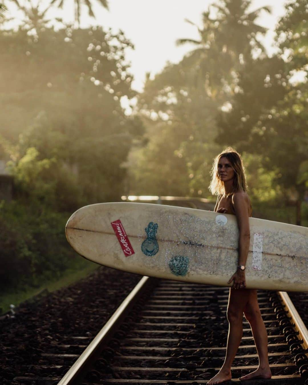 フィービー・ダールさんのインスタグラム写真 - (フィービー・ダールInstagram)「A little surf trip to Sri Lanka earlier this year. I finally found a sport that I LOVE and something to get me up in the mornings! 💤☀️ Up and in the water every morning at 6am for a few hours - beach all day - then back in for a sunset surf. It was heaven!」10月28日 22時48分 - phoebe