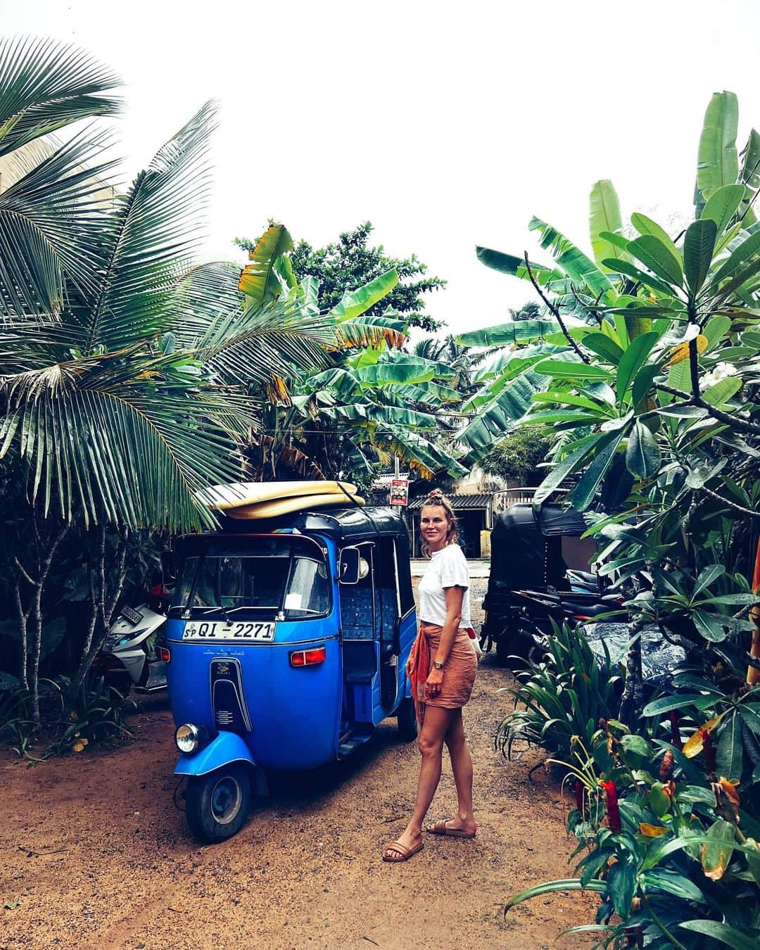 フィービー・ダールさんのインスタグラム写真 - (フィービー・ダールInstagram)「A little surf trip to Sri Lanka earlier this year. I finally found a sport that I LOVE and something to get me up in the mornings! 💤☀️ Up and in the water every morning at 6am for a few hours - beach all day - then back in for a sunset surf. It was heaven!」10月28日 22時48分 - phoebe