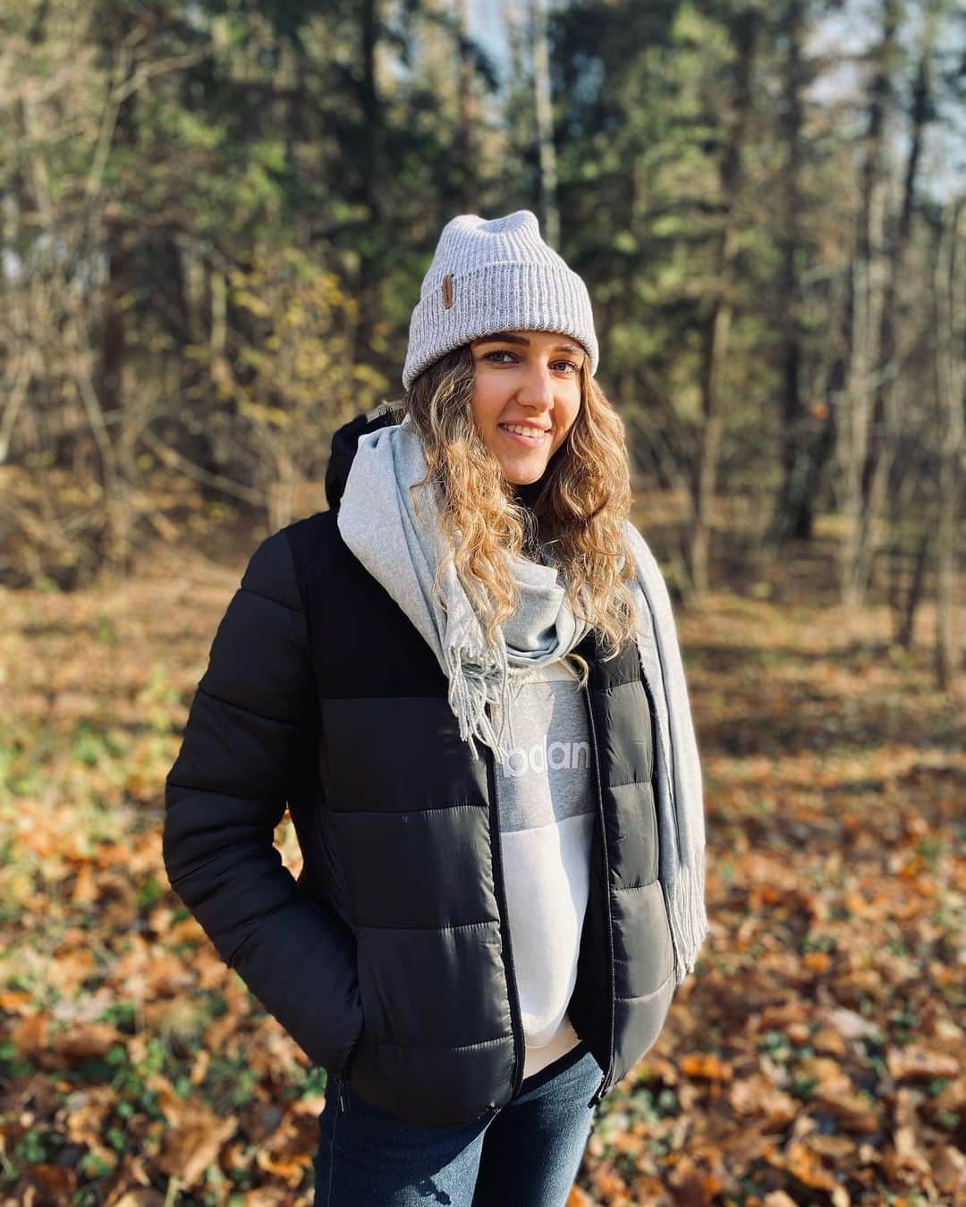 Karolina ŁOZOWSKAのインスタグラム：「Autumn 🍁🍁  @newbalance #nb #smile #polishgirl #happiness #photography #autumnvibes #fallleaves #walk #goodtime #mood」