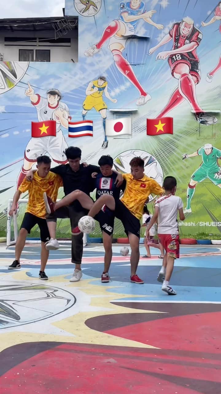 りゅートリックスのインスタグラム：「Team Work🔥🔥 Try this skill with your friends!」