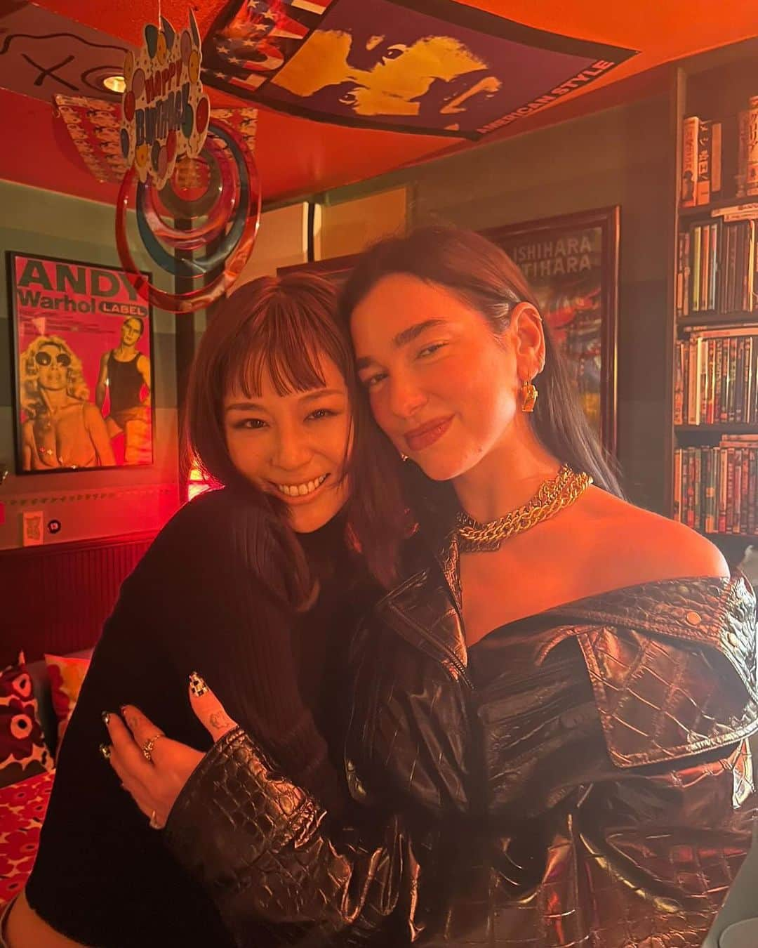 西内まりやさんのインスタグラム写真 - (西内まりやInstagram)「Love youuuu🤍🤍🤍 It was a lovely night🍻Thank you!! @dualipa 🫧」10月29日 0時11分 - mariya_nishiuchi_official