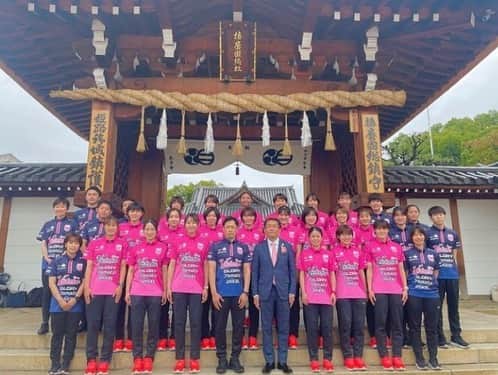 長野有紗のインスタグラム：「. みなさん、お久しぶりです。 お元気ですか？ 沢山のメッセージありがとうございます😢❤️  いよいよ、今日からVリーグが始まります🏐 ヴィクトリーナは、初戦 ジップアリーナ岡山で13:00～ 岡山シーガルズさんと試合です。 チーム全員で“突破”して目標達成したいと思います。 ご声援よろしくお願いします🙇🏻‍♀️  ポスター撮影の時にナオと撮ったやつ 載せときます🫢🫰🏻 #ヴィクトリーナ姫路」