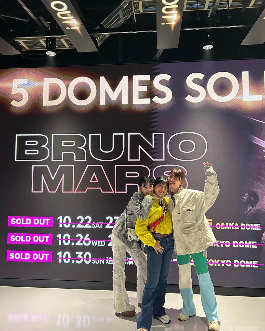 三原勇希のインスタグラム：「@brunomars 東京ドーム、観に行けました🥹幸  ああほんとーに楽しい。我を忘れさせてくれるエンターテイナー！ 歌声も信じられないくらい素晴らしいけど、彼のライブで一番楽しみなのはダンスかも。あのsexyすぎる腰つきに、わたしたち声枯れるくらい絶叫❤️‍🔥😂  昔のBeatlesやElvisやMichelのライブ映像には失神する女性が続出してるけど、ブルーノマーズだけは、あの気持ちがよ〜くわかる！笑 このパフォーマンスを今、生でみられて本当に嬉しい。  新譜こそ出てないものの、アレンジは全て音源と違った✨ピアノ弾き語りでのゲーム「Let’s see if you remember this one」、サービス精神に感激。裏方時代から名曲ばかり。  2013幕張メッセは最後列の席だったなぁ。2018のさいたまスーパーアリーナに一緒に行った二人をまた誘って行きました🤝❤️ スペシャの特番でブルーノ愛を語ってくれたお二人も行けたかな？」