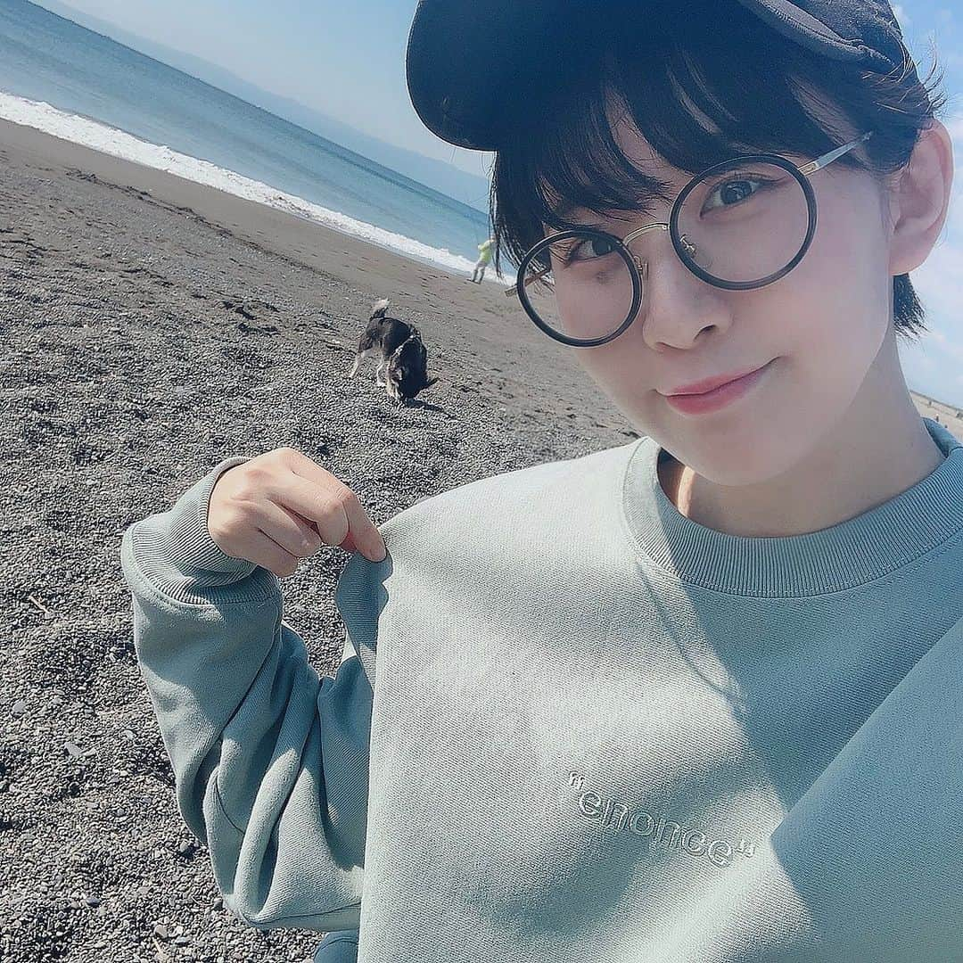 ぱちおまるさんのインスタグラム写真 - (ぱちおまるInstagram)「ひさびさインスタ更新の助🥷 みんな元気？✌️w  朝散歩で海きたのでちょこまるとぱしゃり📸🏖  お気に入りのジェッツのふみおさんのブランドのスウェット、かわいくてあったかくありがてえ☺️✨くすみカラーが海に合うなぁ🏖  #秋冬コーデ #enonce  https://www.eleventokyo.com/」10月29日 11時22分 - pachiomaru