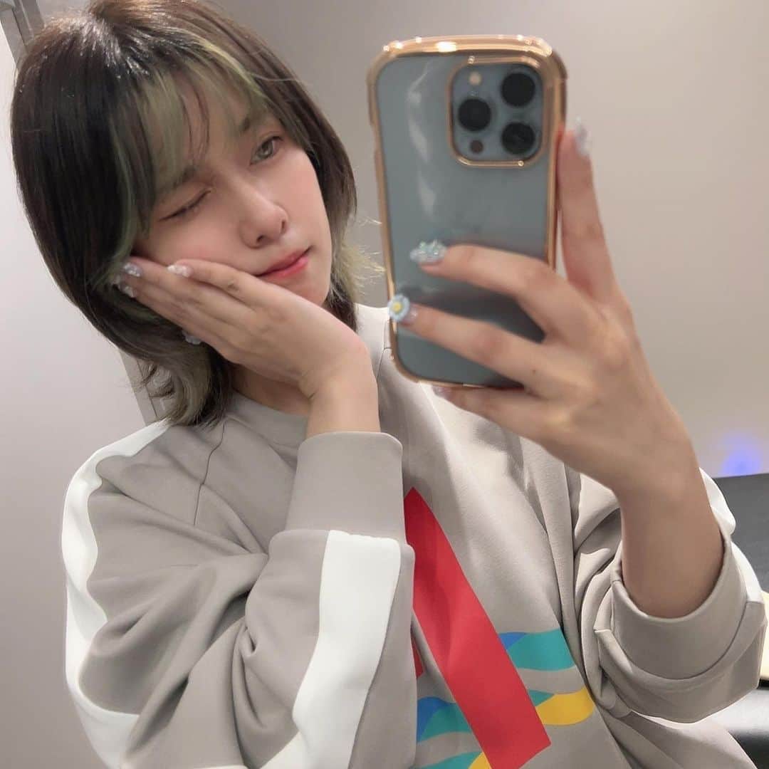 七瀬さくらのインスタグラム：「「睡眠整体」に行ってきました♪ 銀座の東急プラザの中にあるので駅直結で便利✨  整体やストレッチやジムなどに通うのが大好きな私は、はじめてのワードが気になり過ぎてお邪魔しました🙇🏼🫶🏻  ベッドの中が特別仕様で、温かい！ 岩盤浴みたいな感じがする背面。 特別な暖かいやつが仕込まれてます。 代謝が上がっていい感じ❣️  貸して頂いたオプションのウェアもスポーツ選手が着ている特殊素材で出来たもので相乗効果が半端ない仕様でした☀️  実際の施術で、首が硬くて全然後ろに回らないことがわかり、首中心に、頭や腰をお願いしました🙌 痛いということもなく全て気持ちよく行っていただきました🫶🏻❣️  枕のオーダーメイドのための計測もやっていたり物販も豊富でした👏👏 銀座駅直結なので、銀座に御用の際はぜひ🫶🏻  15分からコースあります🙆‍♀️  PR @seimin.seitai_the.session #整眠整体 #中央区整体 #個室整体 #睡眠の悩み #睡眠の質」