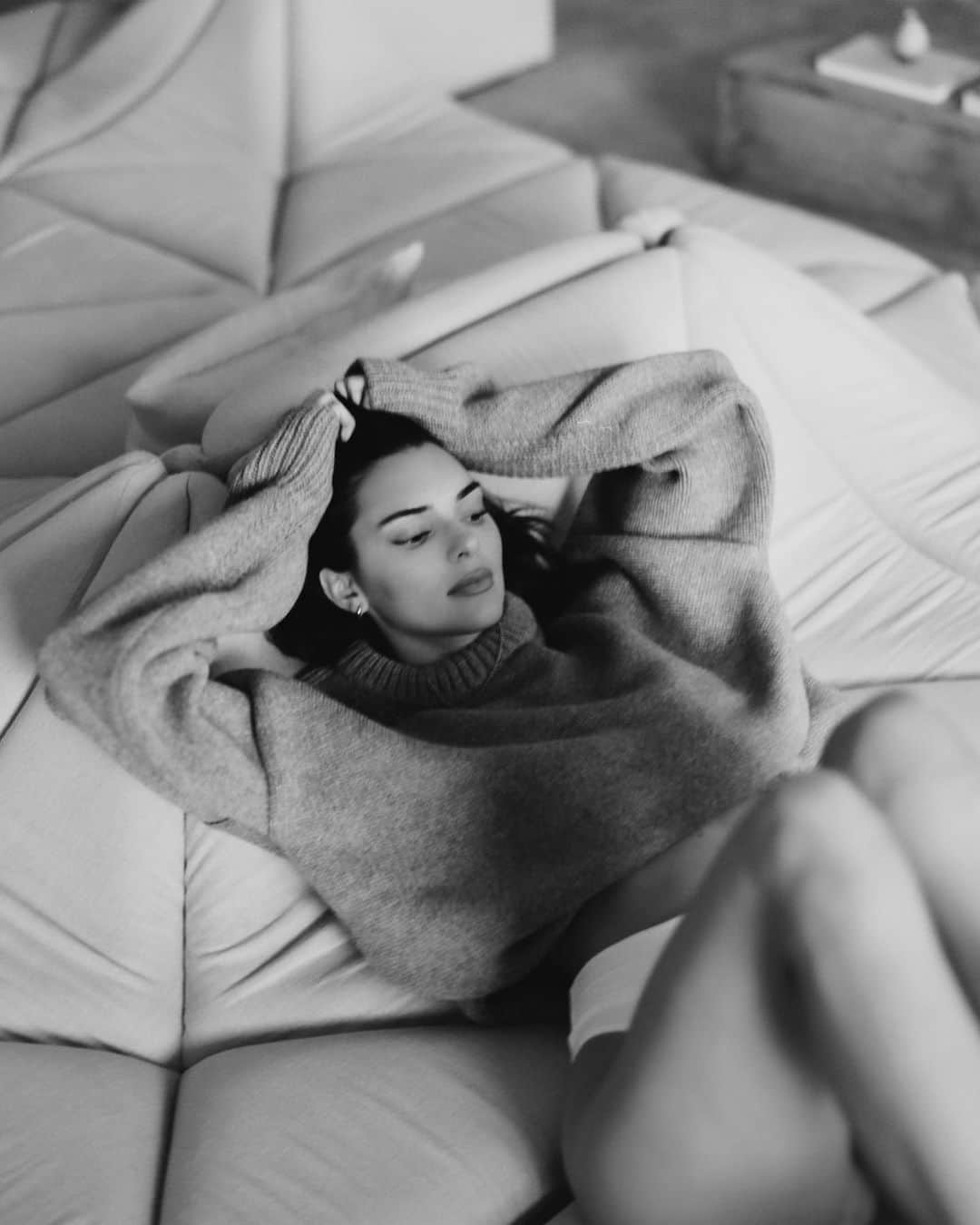 ケンダル・ジェンナーのインスタグラム：「all the best cozy finds on @fwrd 🌧  #KJxFWRD」