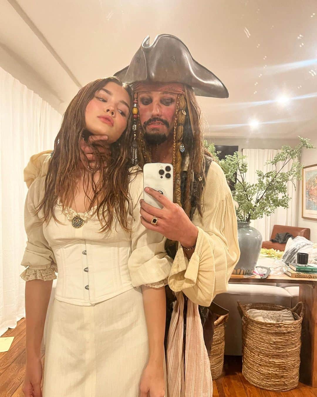 キャメロン・ダラスのインスタグラム：「*Captain Jack Sparrow & Elizabeth Swan ; Happy Halloween 🏴‍☠️」