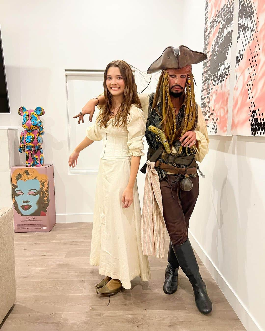 キャメロン・ダラスさんのインスタグラム写真 - (キャメロン・ダラスInstagram)「*Captain Jack Sparrow & Elizabeth Swan ; Happy Halloween 🏴‍☠️」10月29日 4時24分 - camerondallas