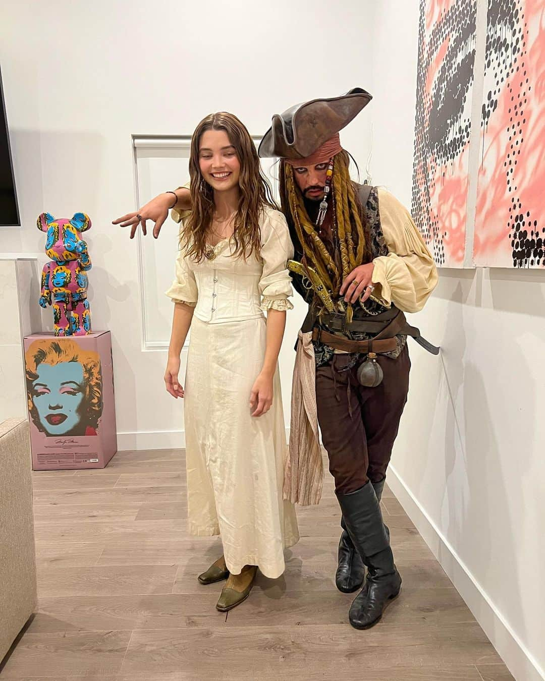 キャメロン・ダラスさんのインスタグラム写真 - (キャメロン・ダラスInstagram)「*Captain Jack Sparrow & Elizabeth Swan ; Happy Halloween 🏴‍☠️」10月29日 4時24分 - camerondallas