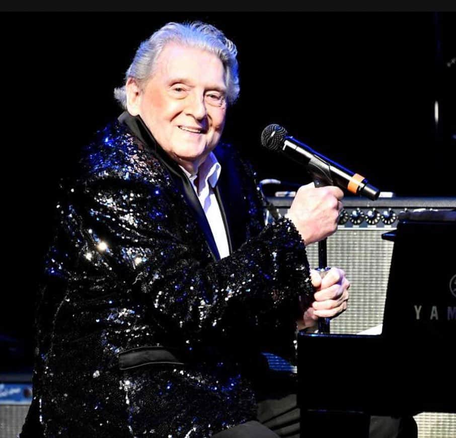 デヴィッド・ブライアンのインスタグラム：「RIP to the ROCK & ROLL KING OF THE KEYS!!! I am who I am because of who you were…. Thank you 😎❤️🎹🎶🎤🎹🎹🎹🙏」