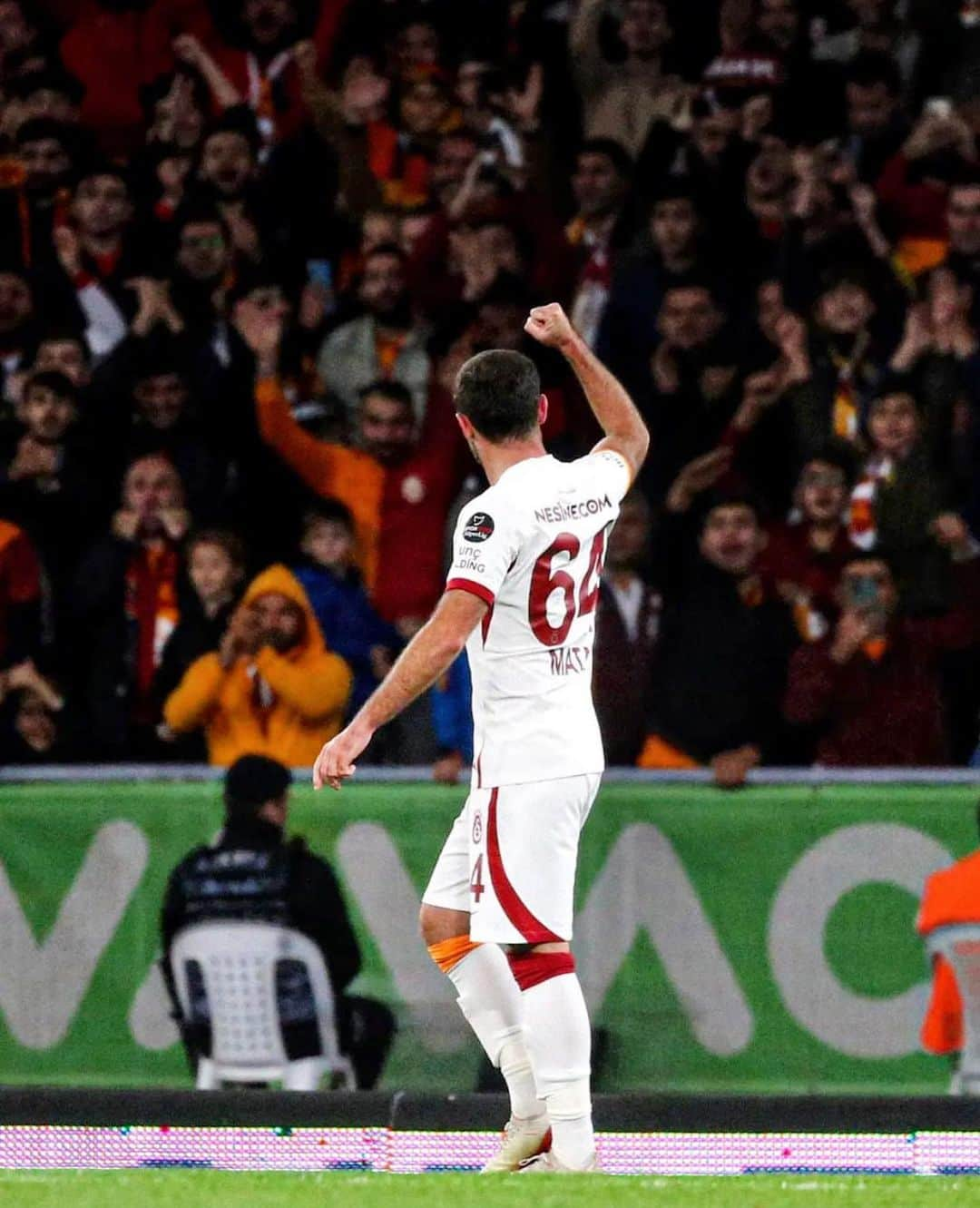 フアン・マタのインスタグラム：「This goal and victory is for you #Cimbom fans!! We keep going all together! 💪❤️💛🦁 @galatasaray   Bu gol ve galibiyet sizin için #Cimbom taraftarı!! Hep beraber devam edeceğiz! 💪❤️💛🦁」