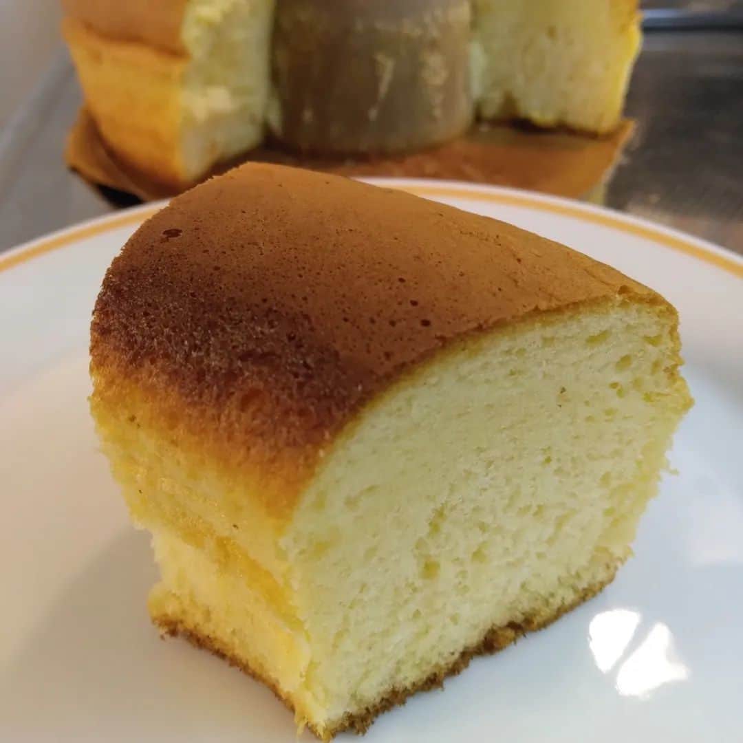 三瓶のインスタグラム：「シフォンケーキミックスを使って、シフォンケーキを作ってみた… せっかくなんで、とりあえず、投稿してみる… 次回は、ミックス粉を使わず、作ってみたい…  #富澤商店  #シフォンケーキミックス #シフォンケーキ」