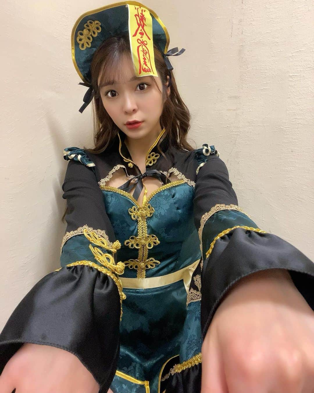 原満莉菜さんのインスタグラム写真 - (原満莉菜Instagram)「【Krush.142】ご視聴ありがとうございました🥊♥️  ハロウィン前ということでKrushガールズはコスプレでした🎃🦇🕸 わたしはキョンシー⸜🙌🏻⸝‍  次回Krushは11月26日(土)です！ 後楽園ホールにてお待ちしてます🥰  ． ． ． ． #k1wgp #Krush #Krushガールズ #ラウンドガール #格闘技 #後楽園ホール #ハロウィン #コスプレ #仮装 #キョンシー」10月29日 6時27分 - marina_serizawa