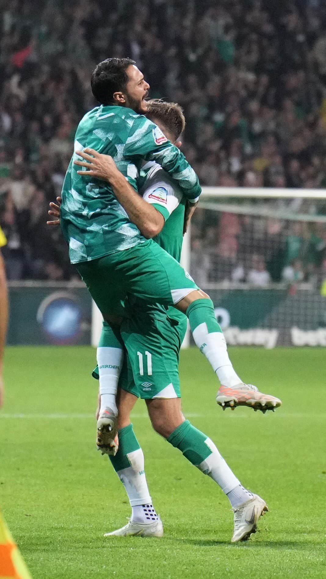 のインスタグラム：「3er Lachs in Bremen was looosss!!🐟🐟🐟  #werderbremen #werder #svwbsc #bittencourt #3erlachs」
