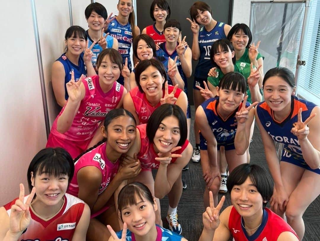 石川真佑さんのインスタグラム写真 - (石川真佑Instagram)「・ ＊ 2022-23シーズン Vリーグ開幕します！！！  長いシーズンになりますが、 どんな時もチーム全員が前向きに 私たちらしく戦い続けます🔥  私たちの熱いプレーをぜひ会場で👀✨お待ちしています☺️  皆さんの前で試合ができる喜びや感謝の気持ちを忘れずに わたし自身1試合1試合全力で戦います💪✨  沢山のご声援よろしくお願いします！！！ ＊  #東レアローズ #アロじょ💘  #アロとも💘  #覇気 #Vリーグ #目撃せよ」10月29日 8時46分 - mayu_00514