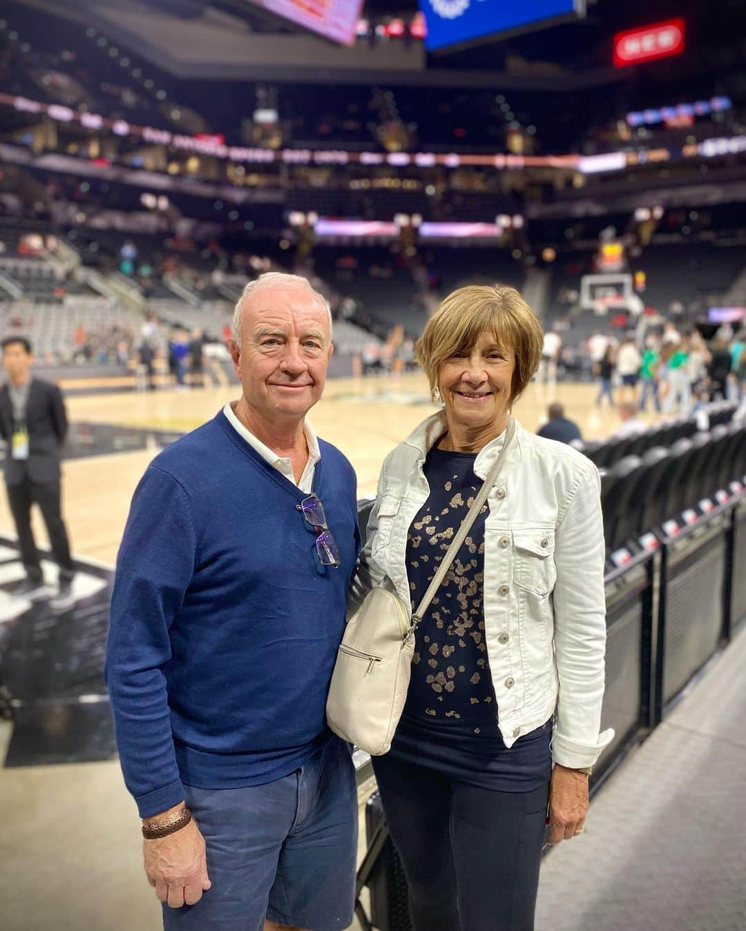 Pernilla Lindbergさんのインスタグラム写真 - (Pernilla LindbergInstagram)「San Antonio Spurs v Chicago Bulls game for our last night here in Texas and finally meeting up with Daniel’s parents after not seeing them for a year! 🏀」10月29日 9時05分 - pernillagolf