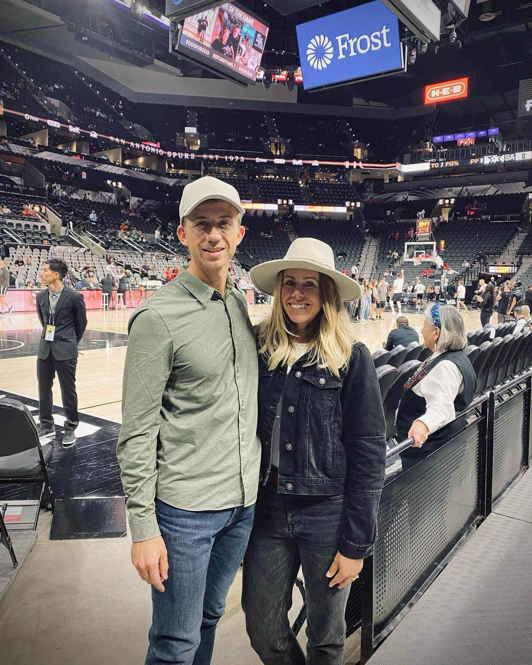 Pernilla Lindbergのインスタグラム：「San Antonio Spurs v Chicago Bulls game for our last night here in Texas and finally meeting up with Daniel’s parents after not seeing them for a year! 🏀」