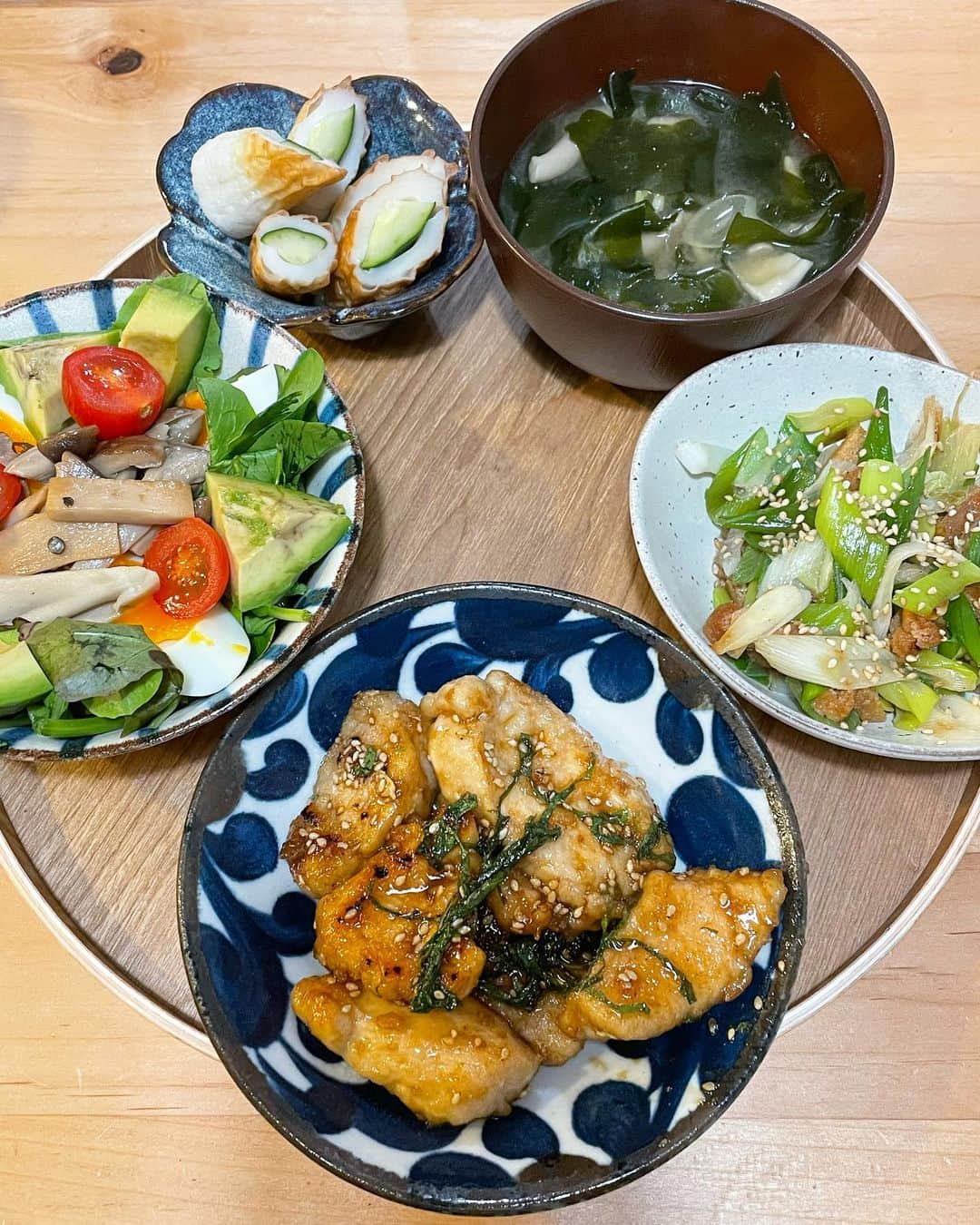 坪井ミサトのインスタグラム：「ひさびさの #ミサト飯　紹介🍴  【献立】 •鶏むね肉の揚げない油淋鶏風 (大葉がポイント) •長ネギと油揚げのお箸止まらない炒め •ちくきゅー •きのこマリネのサラダ •食物繊維たっぷり味噌汁  むね肉もアレンジ次第で 飽きずに食べれます😊  今日は25歳最後の日！ いっぱい楽しむぞー！！  最近低温調理器が気になっているんで オススメあったら教えてください😍 なんなら、誕生日プレゼントでも😗🧡笑  #ミサト飯 #お家ご飯 #健康 #栄養 #家ご飯 #自炊 #料理 #food #foodie #cooking」