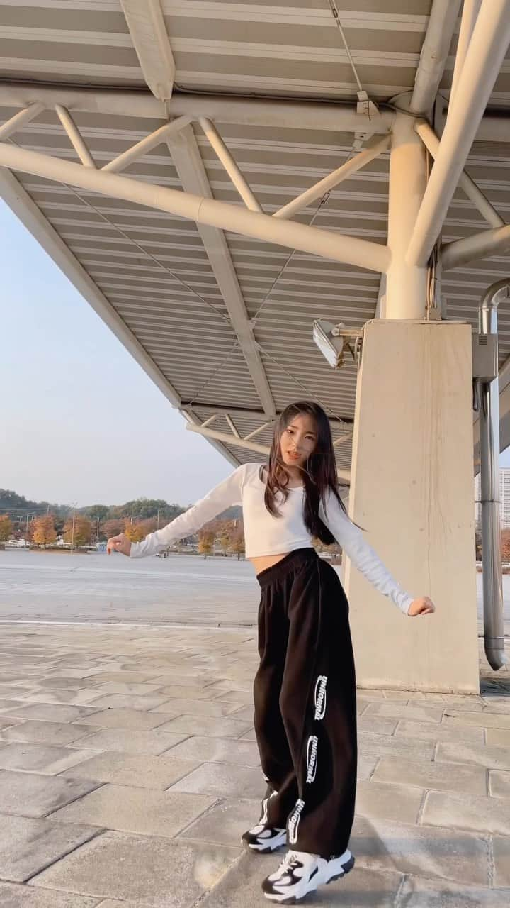 ウンチェのインスタグラム：「누가 저 미역 좀……. 바람아 , 멈추어다오🌪️  #IZONE #Panorama #은채어린시절띵곡 #아_지금도어리지」