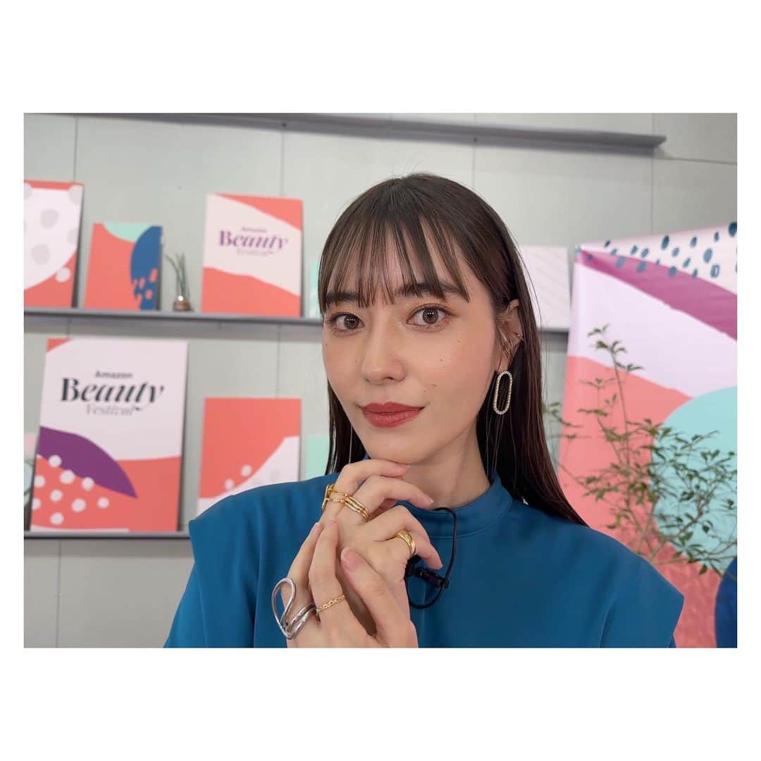 林みなほのインスタグラム：「💄 Amazon Beauty Festival キレイと出会う4日間 初日、4時間半のライブにお付き合いくださった方、ありがとうございました♡エンディングで感極まって、ちょっとうるっと来ちゃったのは、ここだけの話笑  見逃した!という方も、10/31までアーカイブ配信されていますので、是非是非見てください❣️  素敵な着用衣装とヘアメイクのご紹介させてください✨  【お借りしたもの】 tops.skirt… @lephil_official   pierce… @yon__jewelry   ear cuff… @naturali_jewelry   ring… @yon__jewelry   【私物】 shortboots… @maisonmargiela   ring… @charlottechesnaisjewelry @resee.official   pierce&ear cuff… @hirotakajewelry   【stylist】 @akane_kitsunai   【hair&make】 @miyuki_____________ @kaorimake  途中お直ししてくださいました😍  そして、そして、 Amazon初の一大イベントで、美容の祭典ということで、 実はこの2ヶ月間、めちゃくちゃ美容頑張りました！✨  お世話になった美容のプロをご紹介！  大荒れしていた肌荒れを直して下さり、ほうれい線やフェイスラインなど私のお悩みに真摯に向き合って下さった @dr.sayakanagao 先生  気になる首のシワ治療、脱毛をしてくださった @thc.drsr 先生  当日朝、小顔矯正で最終調整してくださった　@daikanyama_yamaguchiseikotsuin 先生  歯を綺麗にクリーニングして下さった @manazakura 先生  また手前味噌ですが、  @qob_official_insta もやはり欠かせませんでした✌️ 久しぶりにフルドレもやって、定期的なエステ(キャンセル枠に滑り込みつつ)と、食事改善、ファスティングもしました！スタッフのみんな、 @remimizutani ちゃんもアドバイスありがとう。  @inamochinaoki さんのヘアカラーも当日に合わせて1週間前に染めてくださって、色、本当に完璧でした！  そして、実は、 @akiyo0414 さんに誘って頂いて、 pilatesの国際インストラクターの資格取得に向けて日々勉強も始めました。 毎日何時間も身体と向き合う時間もいい時間だし、少しずつ成長が見られるのも楽しい。 久しぶりに体育会魂に火がついてます。仲間と共に頑張る部活感も最高。笑 そのうち、お客様にもたくさんたくさん還元していきたいと思っています。  こんなにもモリモリで美容に注ぎ込んだのはもちろん初めてでしたが、皆さんのおかげで、より自分を愛することができました🫶ありがとうございました💓  #衣装#服#美容#fashion#accessory#hairmake#styling#pilates」