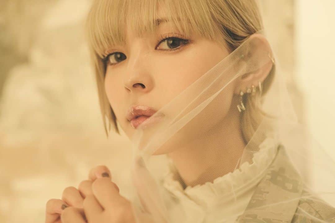 のインスタグラム：「10/30(日)21時より写真集『MOGA STYLE』刊行 そして写真展・生誕イベント開催のための クラウドファンディングがスタートします！  ストーリーのハイライト(クラファン関連)から プロジェクトページに飛べます！ そこにクラファンをやるに至った経緯と 今の気持ち、リターンについて長々と書かれていますので ぜひ目を通して頂ければと思います。  正直、クラファンは直接的なお願いになってしまう、というのが辛くて (もちろんお仕事上、ファンの方にお金を支払わせてしまう機会はあるわけですが…) 出産してから自己肯定感の下がり方が尋常ではなく、私がそれだけの価値がある存在なのかもわからず…  アイドル時代とは違ったやり方でお仕事を続けていたのとFCも開設していたので、 なるべく金銭が発生しないようにと考えていました。 ファンの方がお金を払わなくとも普通に生活して細々活動するのは オファー案件でやりくりすることはできますし 課金できない=私はダメなファンだ　みたいに思って欲しくなかったんです。 もちろん今回参加しなくともファンじゃないなんて思いません。 私にも育児や仕事のペースがあるように みなさまにも色んなペースがあると思います。  多分私1人だと自信がなさすぎてここまでやろうと思わなかったので、 そこに関してはオオさんのお話がなければ動いてなかったと思います。 そして日程を決め、告知をし、みなさまを巻き込むことによって 私のメンタルがどれだけブレようが「途中でやーめた！」を阻止できるので 気合が入っております。何卒、よろしくお願いします！」