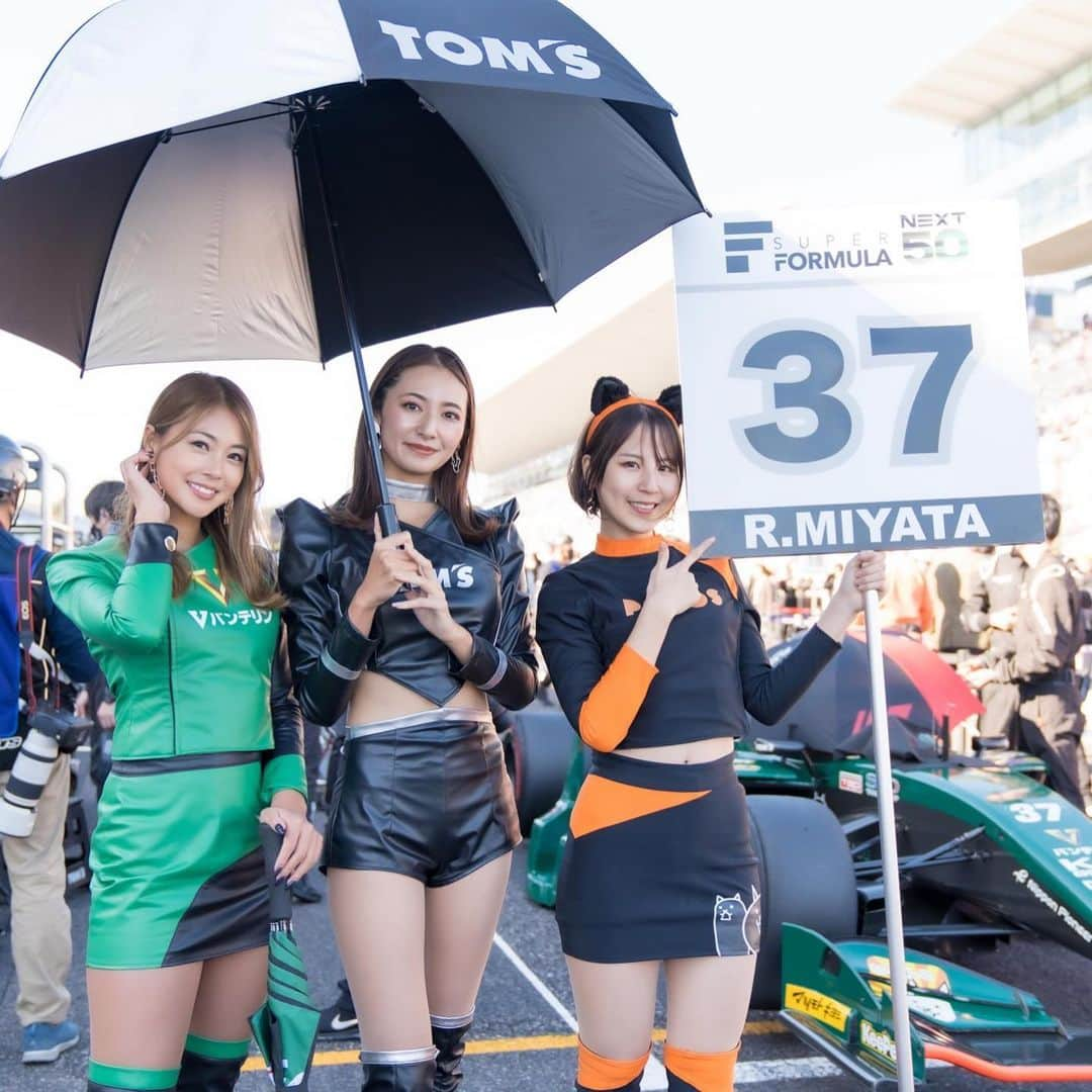 木村理恵さんのインスタグラム写真 - (木村理恵Instagram)「本日はSUPER FORMULA💚Rd.9🏎  お疲れ様でした✊ 本日の結果は37号車5位🔥 36号車21位でした🔥  控室ではかなり応援しながら叫びました🥹 皆様応援ありがとうございました✨‼️ 明日は遂に最終戦🔥  明日も応援宜しくお願いします❣️  #tomsracing #vantelinbeauty #superformula #sformula #sfl #sf#vantelin#kowa#rq#costume#circuit #スーパーフォーミュラ#バンテリンビューティー#レースクイーン」10月29日 19時32分 - rierienari1229