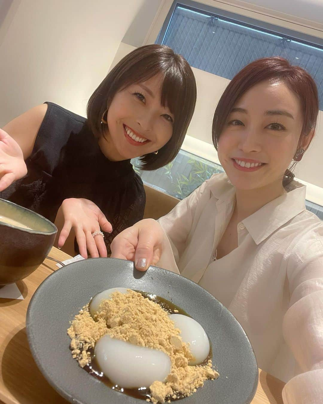 新井恵理那さんのインスタグラム写真 - (新井恵理那Instagram)「おびちゃん結婚おめでとうだよ〜っ‼︎\(//∇//)\ みなさま、小尾渚沙ちゃんがゴールインしました*\(^o^)/*  わたしにとって数少ない女子アナ友だち(*´ω｀*)恋に仕事に一緒に悩んできたおびちゃんがつ、い、に！というのは本当に嬉しいっ‼︎ やーーー、今日発表すると聞いていたので、いまか？いまなのか？と、ラジオきいてドキドキ、緊張しちゃいました(*≧∀≦*) Oh Be Happy〜♪ ますます輝いてわたしたちを照らしてくれ〜(*^▽^*)  この画像は、先日一緒にわらび餅を食べに行った時に撮ったのですが、 そのときもそれまでも、友だちのことを大切に想ってくれる心優しいおびちゃんが、もっと幸せにならないわけがないです( ^ω^ ) みんなで祝福しましょーーー!  #小尾渚沙 #結婚 #おめでとう#もっともっと幸せになってね #らびゅー #新井恵理那 #centforce」10月29日 20時14分 - elina_arai