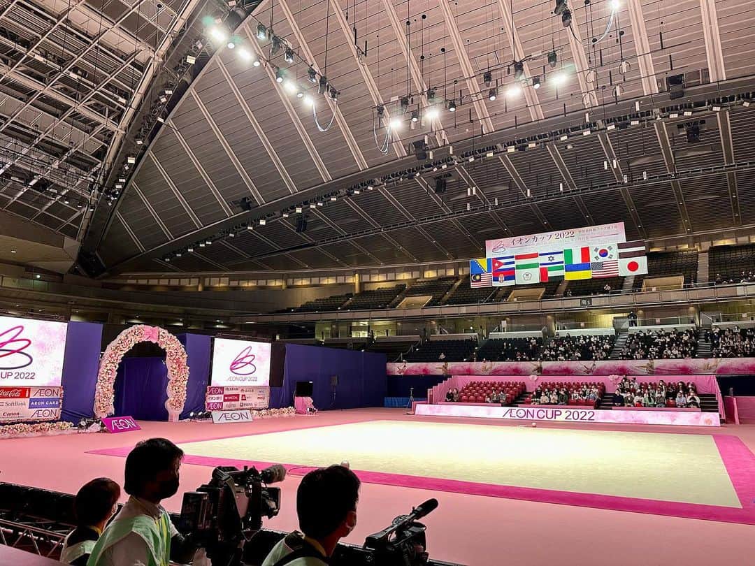 草薙和輝さんのインスタグラム写真 - (草薙和輝Instagram)「． 先週、東京体育館で行われた、 『イオンカップ　世界新体操クラブ選手権』 の実況を担当しました！  『世界新体操』、『ヨーロッパ選手権』と並ぶ 新体操の世界三大選手権の一つです！  世界の超一流の選手たちが日本に集い、 新体操のクラブ世界一を競います👏  ９月にブルガリアで行われた 世界新体操2022の金メダリストである ソフィア・ラファエーリ選手や、 ウクライナから特別な思いを持って臨む ビクトリア・オノプリエンコ選手も出場です。  日本からも、 東京オリンピック代表の喜田純鈴選手や、 次世代のエース候補である山田愛乃選手らも登場します！  明日３０日の午前１１時から、 テレビ朝日系列地上波で放送です！ （一部の地域では、来月以降の放送予定です。）  世界最高峰の美しい演技をぜひご覧ください！  #テレビ朝日 #スポーツ #実況 #新体操 #rhythmicgymnastics #イオンカップ #世界新体操クラブ選手権 #解説 #山崎浩子 さん #草薙和輝 #草薙アナ」10月29日 20時30分 - kazuki_kusanagi_ex