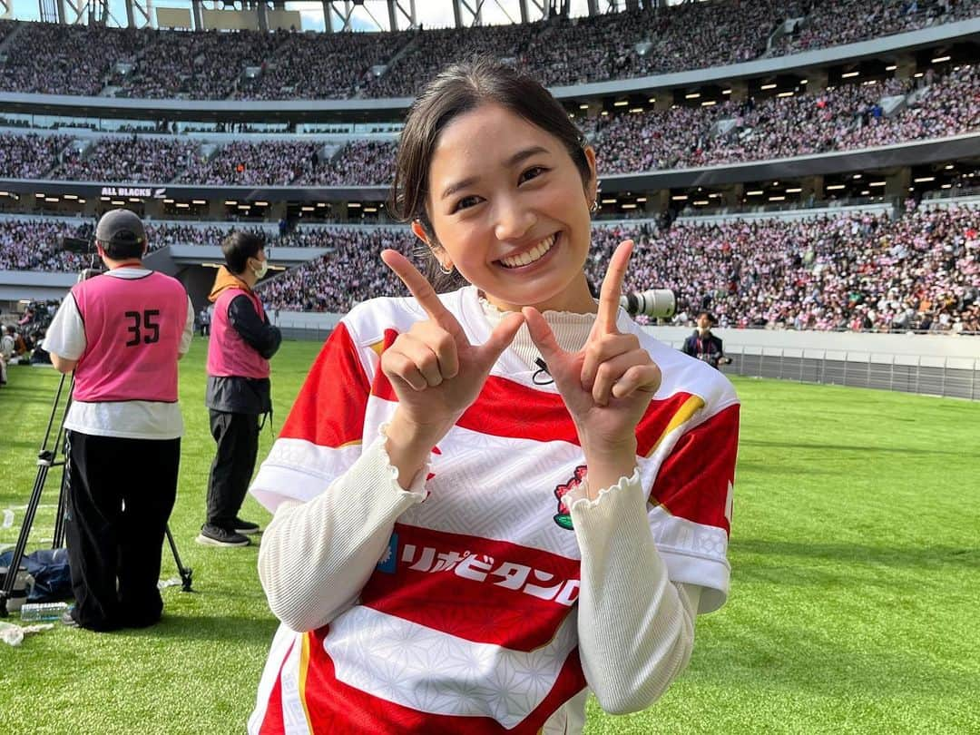 浅野杏奈さんのインスタグラム写真 - (浅野杏奈Instagram)「今日は国立競技場🏉  日本代表vsニュージーランド代表  65,000人を超えるスタジアムの熱気と振動に胸が踊り。 息を呑むような展開に何度も呼吸を忘れそうになりました❤️‍🔥  31日の「ラグビーわんだほー！」にて 今日の様子が放送されます！ぜひ☺️  #ラグビー日本代表 #オールブラックス #ラグビー  お声かけて下さったり、 お写真撮って下さった皆様 ありがとうございます☺️ 嬉しかったです🫶🏻  写真は J SPORTS公式さん ファンの方からお借りしました🙏🏻」10月29日 20時36分 - this.is.anna_box