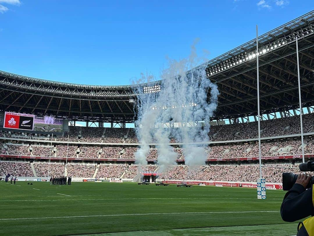 浅野杏奈さんのインスタグラム写真 - (浅野杏奈Instagram)「今日は国立競技場🏉  日本代表vsニュージーランド代表  65,000人を超えるスタジアムの熱気と振動に胸が踊り。 息を呑むような展開に何度も呼吸を忘れそうになりました❤️‍🔥  31日の「ラグビーわんだほー！」にて 今日の様子が放送されます！ぜひ☺️  #ラグビー日本代表 #オールブラックス #ラグビー  お声かけて下さったり、 お写真撮って下さった皆様 ありがとうございます☺️ 嬉しかったです🫶🏻  写真は J SPORTS公式さん ファンの方からお借りしました🙏🏻」10月29日 20時36分 - this.is.anna_box