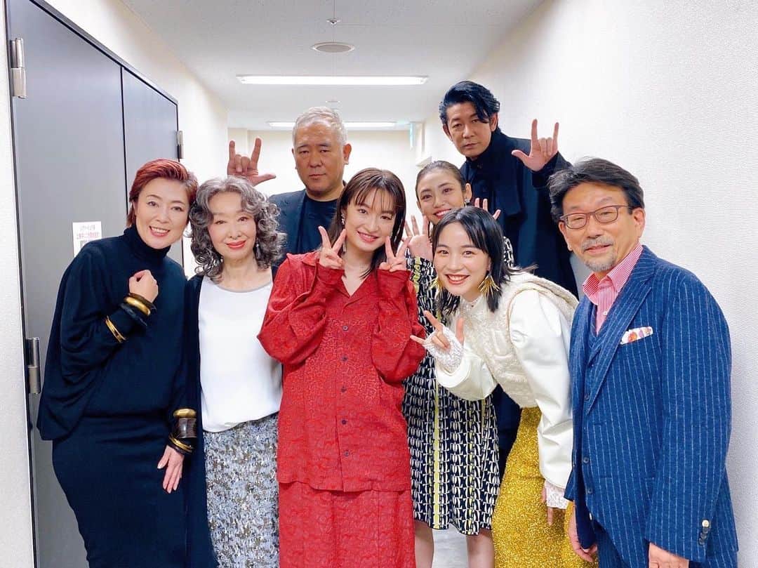 のインスタグラム：「本日、映画「天間荘の三姉妹」初日舞台挨拶がありました！ 寺島しのぶさん、門脇麦さん、山谷花純ちゃん、永瀬正敏さん、三田佳子さん 北村監督、真木太郎プロデューサーと、写真を撮りました。 大島さんは動画でコメントをくださいました👼  最高過ぎるキャストの皆様とまたお会い出来てとても嬉しかったし楽しかった。  この映画に参加しようと決めたのは、原作に込められたメッセージが希望に溢れていたからです。 センシティブに向き合わなければいけない、と心して取り掛かりました。  撮影が始まって、キャストの皆様と演技をするのが嬉しかったです。 そして皆さん優しくて面白くて、素敵な時間でした。  観てくださった方にあたたかい心が届いて欲しいです。  そして、お父さんの永瀬さんが実際に撮った写真が見られます📸 @masatoshi_nagase_official  #天間荘の三姉妹 #新宿バルト9」