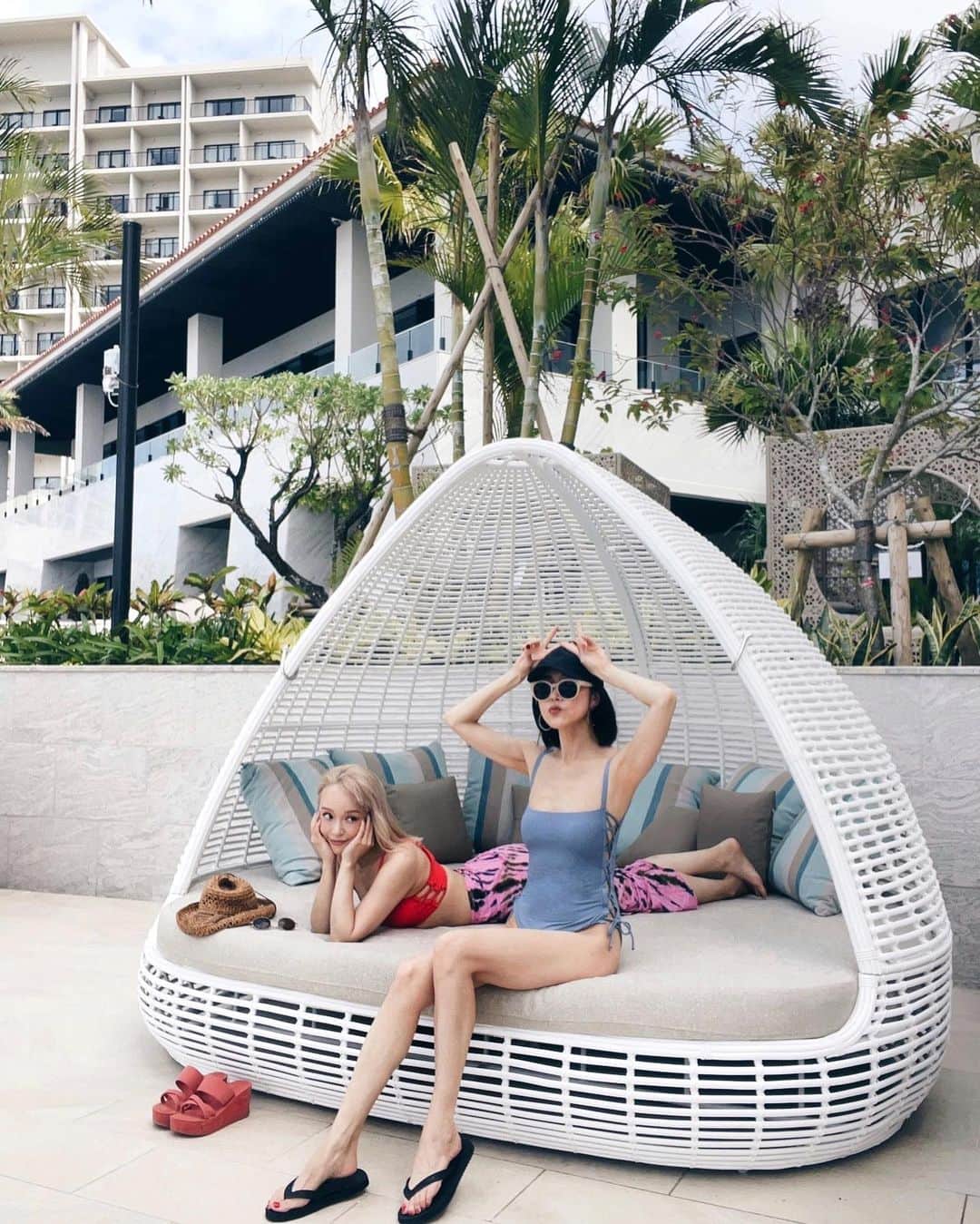 ALISA MATSUMURAのインスタグラム：「👩🏻👩🏼🌺🌺 （時差投稿🙇‍♀️） . @sowelu_ と長い付き合いだけど お泊まりすることはあるのに 2人で飛行機乗っての 旅行は今回が初めてだったから 行く前から楽しみだったー🌴 . わたし写真撮るのが好きで Sowelu撮るのが毎回楽しくて理由は 写真撮ってる時に突然動画にしても 必ず絶対なにかしてくれる😀→swipe （動画以外でも毎回笑わせてくれる天才😂） . いっつも笑顔だし 心も元気にしてくれるから なんでも話せる お互いリスペクト&マナーが できてると思える関係だと思う🤘🏾 Soweluいつもありがとう🫶🏻💕 . @ryukyuhotel_nashiro のお部屋を プレミアクラブルームにした理由は クラブラウンジで 朝食をしたかったから😋 . パンが大好きな私たちは 楽しみにしてのです🍞 ベーカリーシェフがクラブラウンジだけに 作っててそこだけにしか作らない パンが朝から食べれた😩✨ . ほんっと美味しすぎて 見た目も可愛くって 何回も持ち帰りたいって 心からおもったしSoweluとお気に入りのパン見つけちゃって 食べすぎた🐷💦 （食べるの夢中で写真が少ないですが🙇‍♀️他にもパンはあるし他の食べ物もあります） . 今回リールで懐かしい曲使ったのは （好評だった🙇‍♀️👏） なぜか沖縄で昔のHIP HOPやR&Bを ホテルでメイクしながら流したり 踊ったり車で聴いてて やっぱこの頃の音…最高😭👍って 何回言ったかw それの余韻😌♫ . #沖縄#糸満#OKINAWA#trip#女子旅#思い出#島ぞおり#🌺#👙#🌴#す」