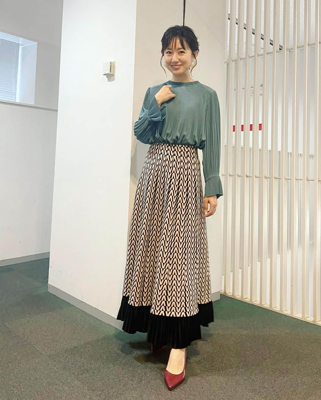 のインスタグラム：「. 正義のミカタ、今日も楽しかった〜😆 しかし海外情勢はとても怖い話ばかりで 今回も大変勉強になりました😭！ 見てくださった皆さま ありがとうございました⭐️ . さ！Netflix見ながらおうち帰ろ〜🐸 . 衣装はこちら✨  ブラウス @cest_moi_official スカート @lhelbie_official ピアス @raffia_kobe スタイリスト chie oshitani @stylist_franc」