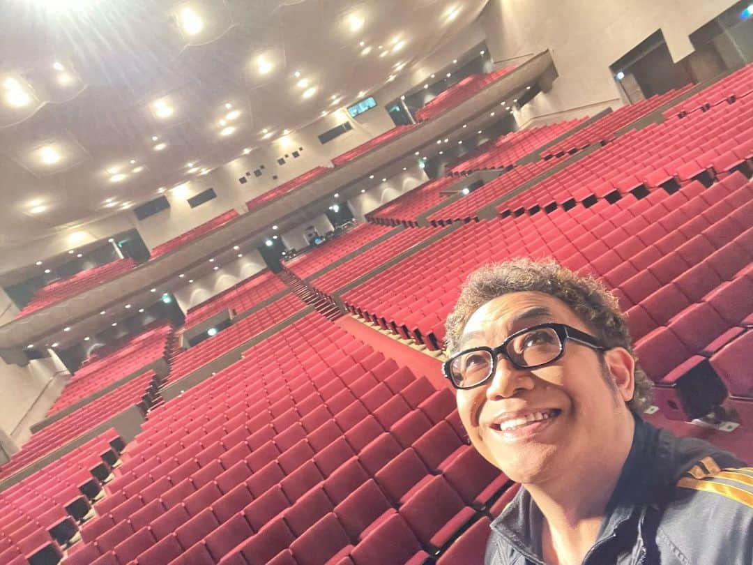 コロッケのインスタグラム：「今日のリハーサル終わりました〜🎶🎶🎶🤗 後ちょっとで始まる〜🤭 昼の部のお客様楽しんでくださいねぇ〜🤗🤗🤗#コロッケ #ものまね #前橋 #群馬県」