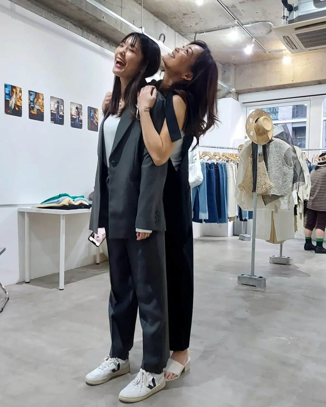 佐藤純さんのインスタグラム写真 - (佐藤純Instagram)「@blackbymoussy_official   2023 SS 展示会へ😊  ロンパースもデニムも可愛いのがたくさん❤  もりきみちゃんといろいろ試着👖  @morikimi_morikimi  6枚目のもりきみちゃんが着てるセットアップ‼️『それ可愛いー😍』と顔だけ合わせてる図🤣  私も着てみた😁  パンプスと合わせてキチンも着れるし、スニーカー合わせでも可愛い❤️  これに決ーめた‼️  咲実ちゃんにも会えた😘  @sakimikanda  マーシーありがとー🙌  @ponpon_marcy  #blackbymoussy  #ブラックバイマウジー #展示会 #セットアップ #デニム #ロンパース #ママ #ママモデル #モデル #mama #mamamodel #model」10月29日 14時01分 - junsatoidea