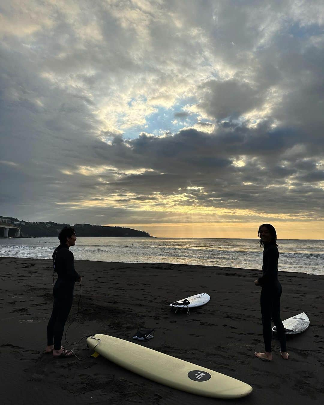 江幡塁のインスタグラム：「今できること。 自然と遊び、学べるなんてとても幸せなことです。 朝日が綺麗だし、カッコいい感じで撮って頂いていますが、 海に入ったらもう見せられたものではありません。😂💦　上手になりたい。 ご一緒させてくれた  @shinya_did_it さん @kotakotawatanabe くん ありがとうございました。」