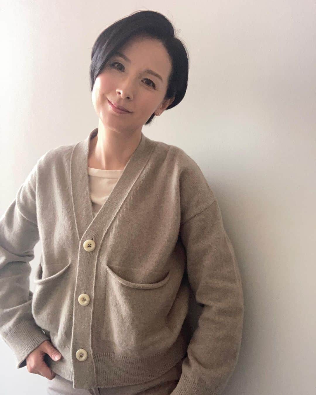 野村真季のインスタグラム：「ANNニュース着用衣装  10/28 午後ニュース 衣装 @toyoda_pressroom  カーディガン @filippodelaurentiis_official  カットソー @circolo_1901  パンツ @briglia1949  ピアス @starjewelry_press   階段での撮影ですが逆光気味になってしまってますね。 カーディガンの、このミルクティーのような色合い、好きだなぁ…♡  10/29 朝ニュース/昼ニュース 衣装 @toyoda_pressroom  カーディガン・ニット・ベルト @aspesiofficial  パンツ  @circolo_1901  ピアス(片耳) @starjewelry_press   光の入り方が前日と全然違いますが、こちらは朝ニュース終わりの6時半頃に撮影。だんだん日が昇ってくるのが遅くなってきました。  #テレビ朝日 #アナウンサー #アナウンサー衣装 #ootd #40代コーデ #40代ファッション #50代ファッション #大人コーデ #大人ファッション  #野村真季」