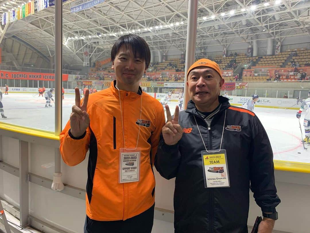 鈴木遼太郎のインスタグラム：「. . えのきどいちろうさんと お会いしました！ . . 頑張れ！アイスバックス！！ . @h.c.tochigi_nikko_icebucks  #鈴木遼太郎  えのきどさんのTwitterの方にも写真が投稿されています！ぜひ👀」